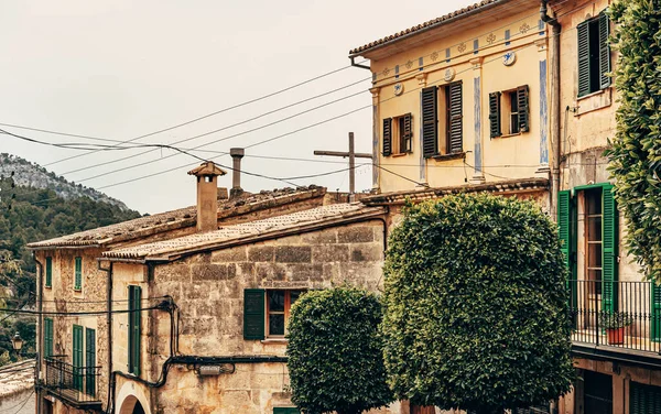 Valldemossa 'nın antik sokaklarının manzarası. Eski taş evler