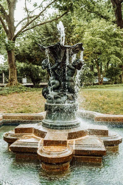 Antiker Brunnen Mit Skulpturen Garten — Stockfoto
