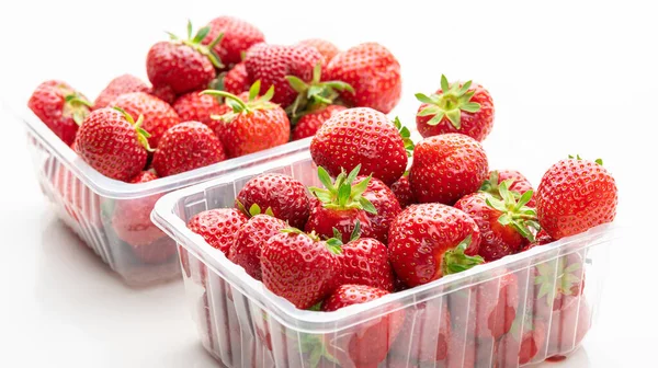 Fresas Maduras Una Caja Plástico Aislar Sobre Fondo Blanco — Foto de Stock