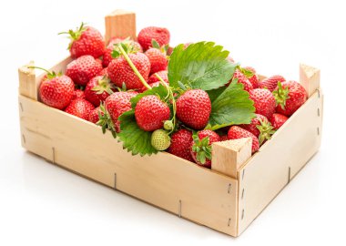 Tahta bir kutuda çilek. Beyaz arkaplanda izole et