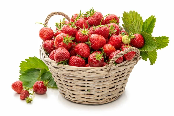 Reife Erdbeeren Einem Korb Auf Weißem Hintergrund — Stockfoto