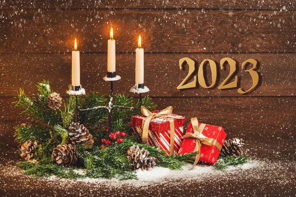 Vrolijk Kerstfeest Gelukkig Nieuwjaar Kandelaar Met Drie Kaarsen Geschenken Sparren — Stockfoto