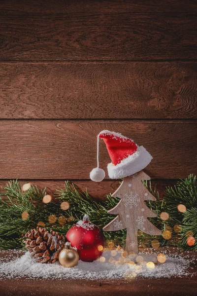 Mutlu noeller. Ahşap Noel süslemeleri ve ahşap bir arka planda köknar dalları