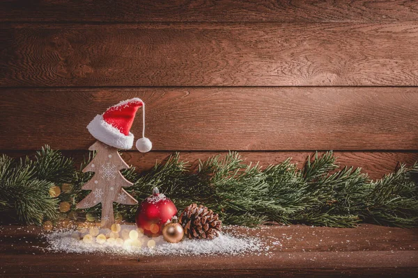 Mutlu noeller. Ahşap Noel süslemeleri ve ahşap bir arka planda köknar dalları