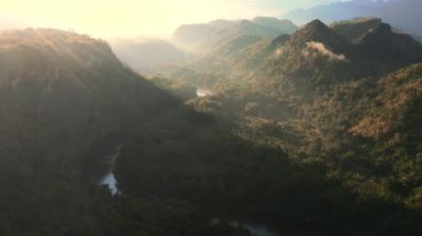 Kwai Nehri 'nin dağlarda alkollü içkisi.