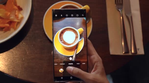携帯電話でカップコーヒーの写真を撮る女性の手 高品質4K映像 — ストック動画