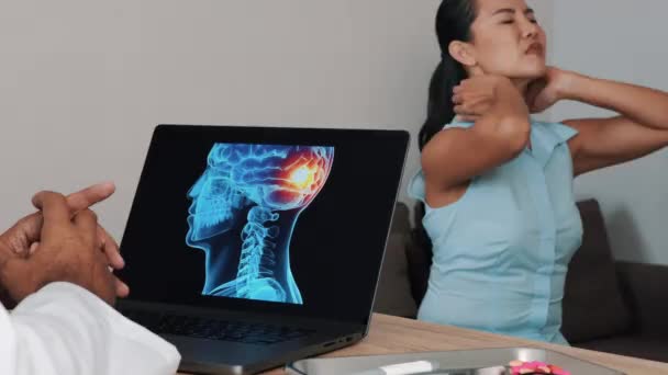 女性患者とラップトップ上の脳の後ろに痛みのX線を示す医師 片頭痛の病 高品質4K映像 — ストック動画