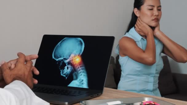 Лікар Показує Рентген Болю Верхній Частині Шиї Ноутбуці Пацієнткою Хвороба — стокове відео