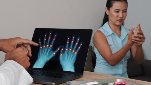 Доктор Показывает Рентген Боли Суставах Рук Ноутбуке Пациенткой Высококачественные Кадры — стоковое видео
