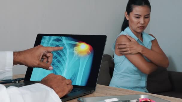 Доктор Показывает Рентген Боли Плече Ноутбуке Пациенткой Высококачественные Кадры — стоковое видео