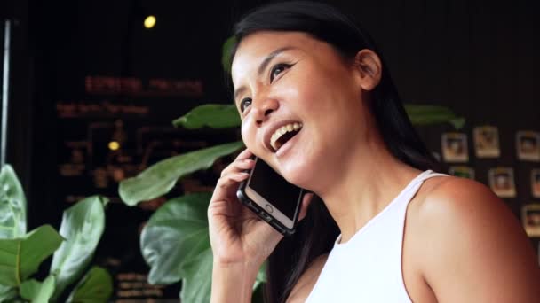 Χαμογελαστή Επιχειρηματίας Που Χρησιμοποιεί Κινητό Τηλέφωνο Καφετέρια Υψηλής Ποιότητας Πλάνα — Αρχείο Βίντεο