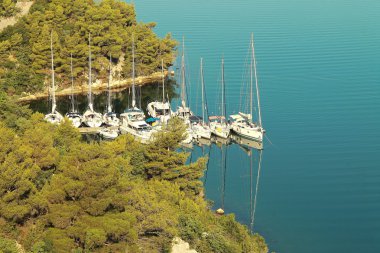 dağlar arasında deniz uçurum