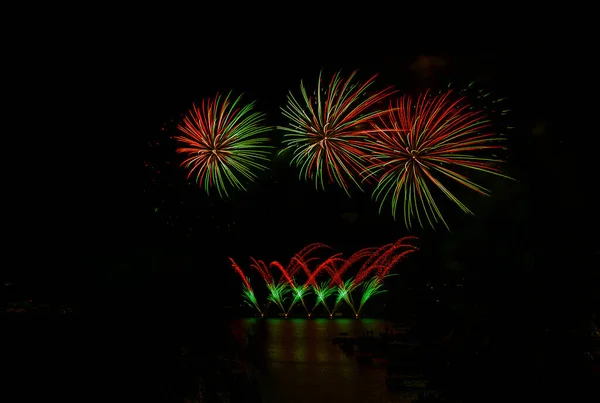 Feuerwerk Über Der Wasseroberfläche — Stockfoto