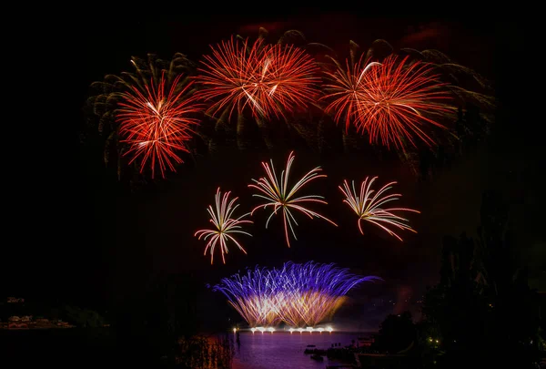 Feuerwerk Über Der Wasseroberfläche — Stockfoto