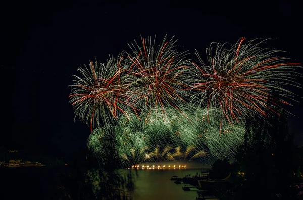 Feuerwerk Über Der Wasseroberfläche — Stockfoto