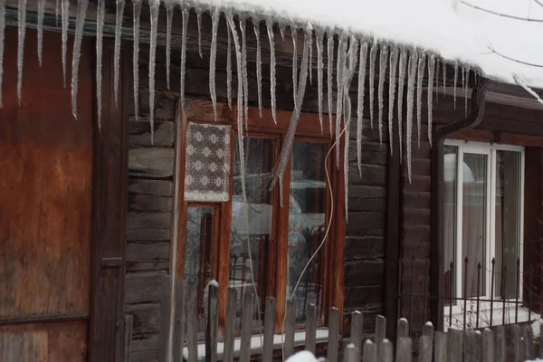 ロシアの村の木造住宅の屋根の上の絵のような吸盤 — ストック写真