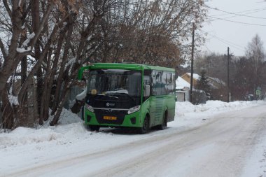 Minibus Tyumen 'de yolun kenarında durdu..