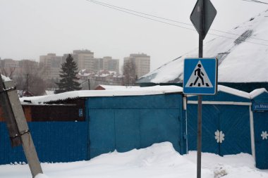 LCD yıldız şehri Tyumen Köyü 'nün arka planına karşı.