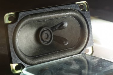 Düşük keskinlikte televizyonun yakın plan hoparlörü