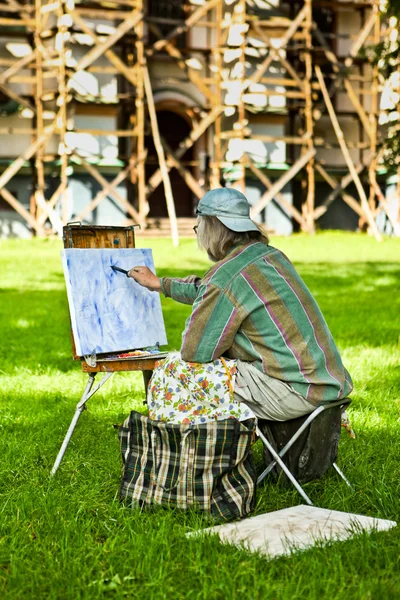 Vieil artiste commence à peindre un tableau — Photo
