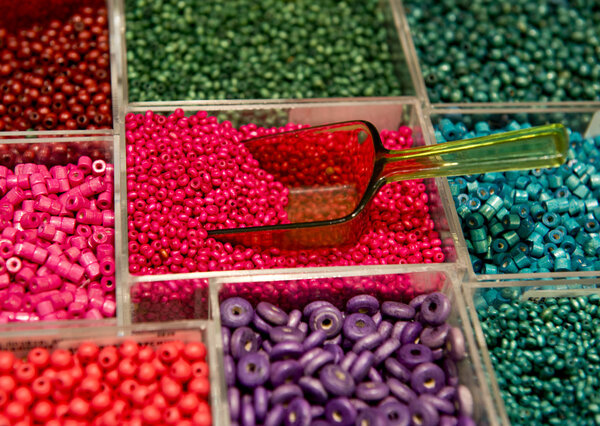 Многоцветные бусины
