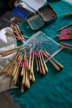 Lacemaker devam ediyor, yakın plan. Masa, örgü ve iplik..