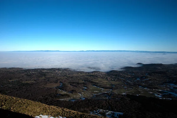 冬のPuy Domeのフランスのオーヴェルニュ火山チェーンの雲の海 — ストック写真