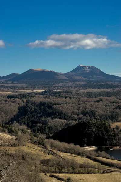 奥弗涅火山的普瓦多姆火山和普瓦多姆火山的景观 — 图库照片