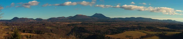 奥弗涅火山的普伊多姆火山和普伊多姆火山的全景 — 图库照片