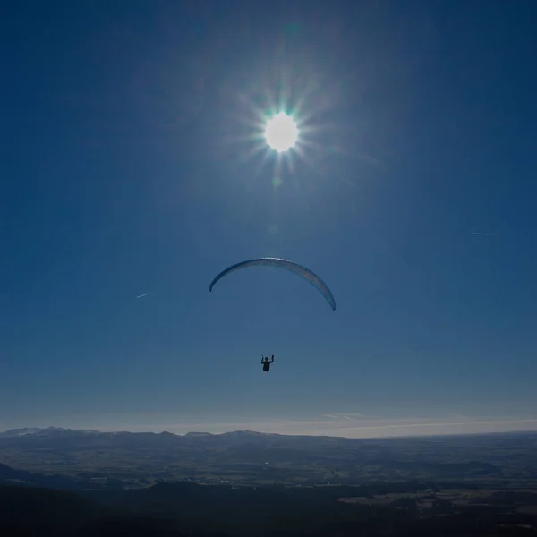 Πτήση Αλεξίπτωτο Πλαγιάς Που Αντιμετωπίζει Ήλιος Ένα Φόντο Του Μπλε — Φωτογραφία Αρχείου