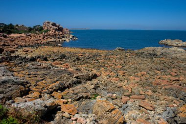 Fransa, Brittany 'deki Cotes d' Armor 'da pembe granit blokları. Pembe granit sahil