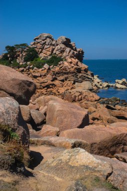 Fransa, Brittany 'deki Cotes d' Armor 'da pembe granit blokları. Pembe granit sahil