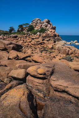 Fransa, Brittany 'deki Cotes d' Armor 'da pembe granit blokları. Pembe granit sahil