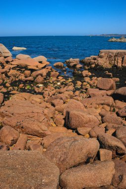 Fransa, Brittany 'deki Cotes d' Armor 'da pembe granit blokları. Pembe granit sahil