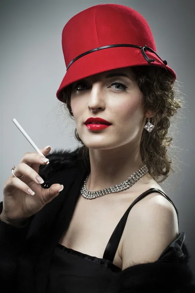 Glamouröse Frau mit Zigarette — Stockfoto
