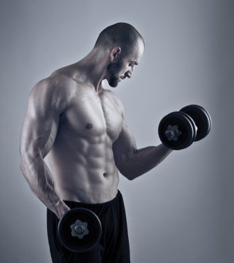 kaslı adam egzersiz dumbbells ile