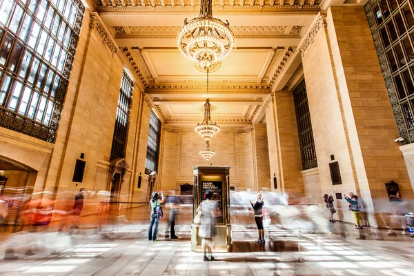 Manhattan grand central station met mensen lopen — Stockfoto