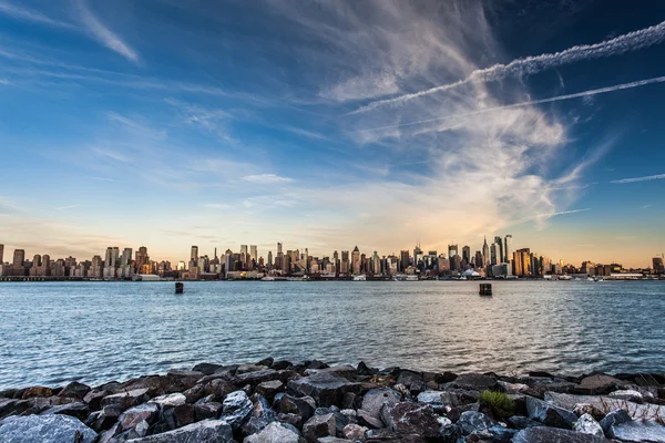 Manhattan skyline és Empire State Building Hudson folyón — Stock Fotó