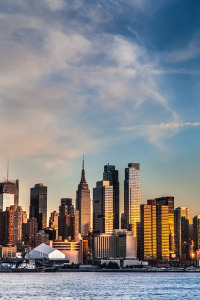 De skyline van Manhattan met rijk staat gebouw Rechtenvrije Stockafbeeldingen