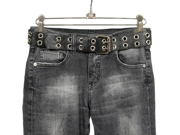 Черные джинсы с кожаным ремнем — стоковое фото
