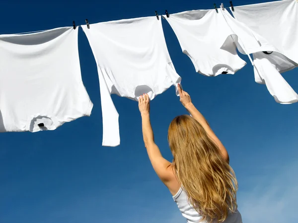 Dziewczynka długowłosy, Błękitne niebo i białe pranie — Zdjęcie stockowe