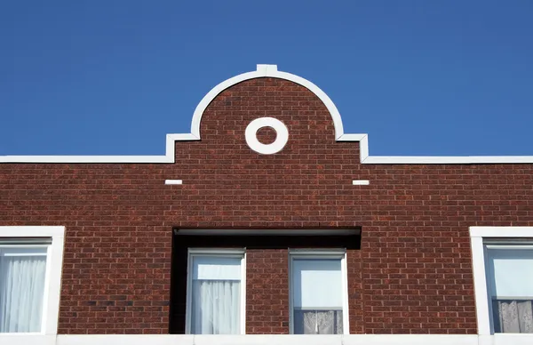 Фасад кирпичного дома — стоковое фото