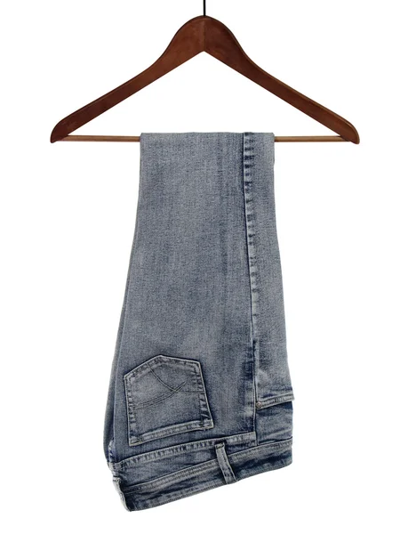 Jeans auf Holzbügel — Stockfoto