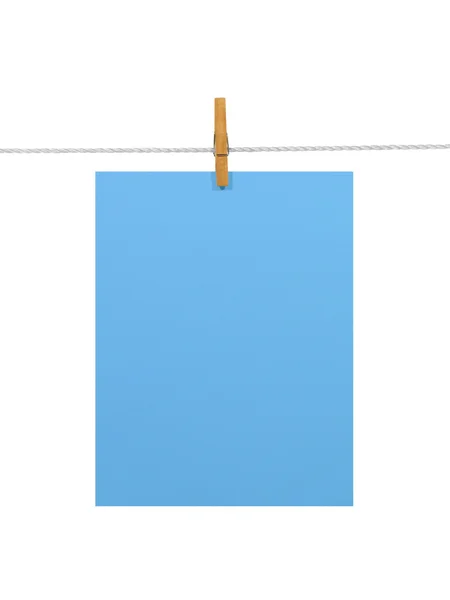 Ουρανός-μπλε χαρτί φύλλο σε μια γραμμή ενδυμάτων (με 2 διαδρομές αποκοπής) — Φωτογραφία Αρχείου