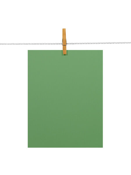 Зеленый лист бумаги на линии одежды (с 2 вырезки пути
)