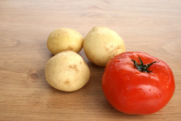 Tomate fresco e batatas — Fotografia de Stock