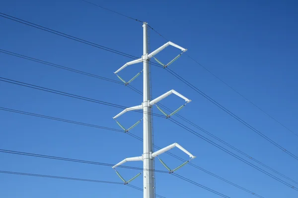 Pilón eléctrico blanco y líneas eléctricas — Foto de Stock