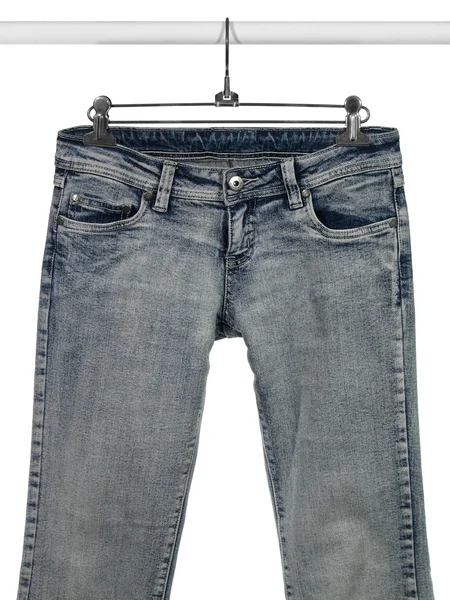 Blue Jeans auf einer Schrankstange — Stockfoto