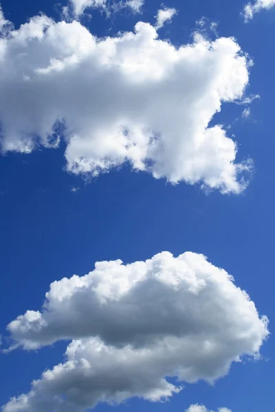 Nuvens brancas no céu — Fotografia de Stock