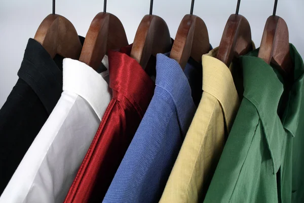 Valet av färgglada skjortor — Stockfoto
